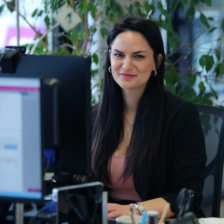 Projektmanagerin eines Sprachdienstleisters bei der Arbeit am Computer