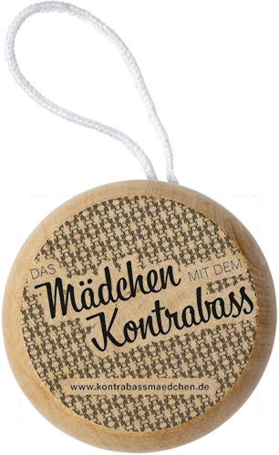 Holz-Jo-Jo als Merchandise des Musikduos „Das Mädchen mit dem Kontrabass“ mit Markenlogo und Retro-Typografie.