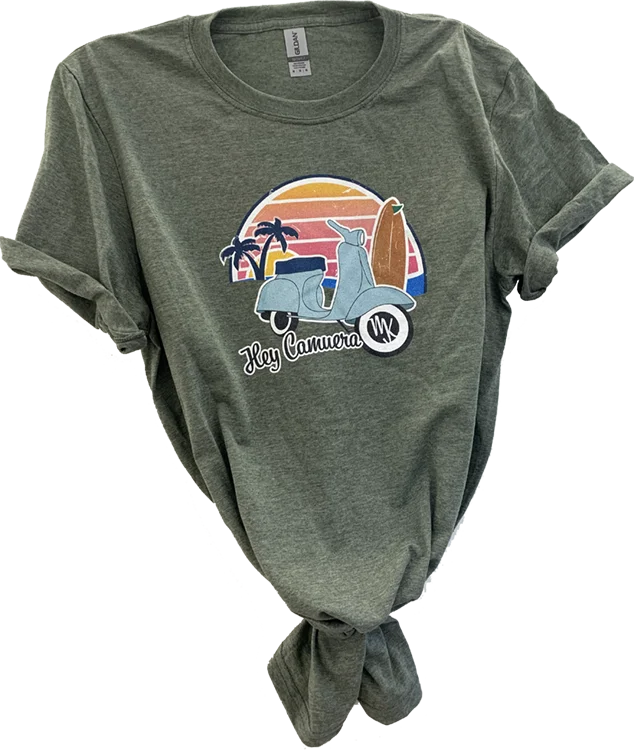 Band-Merch Shirt des Musikduos „Das Mädchen mit dem Kontrabass“ mit Vespa-Illustration, Retro-Sunset und Schriftzug „Hey Camuera“.